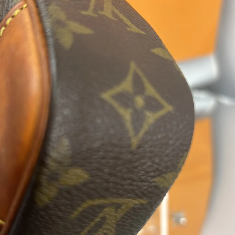LOUIS VUITTON Louis Vuitton Clutched Bag